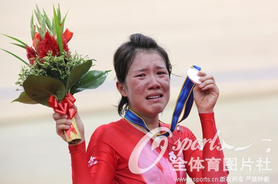 2010年11月16日, 广州亚运会场地自行车赛,在女子积分赛中发生了连环撞车事故,共有7位选手被卷入事故。中国香港的黄蕴瑶在摔倒后,重新爬起来坚持跑完全程,并最终获得银牌。颁奖典礼上她失声痛哭,最后教练用轮椅把她推出赛场。