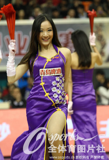 高清广东德比篮球宝贝上演旗袍诱惑扇子舞3