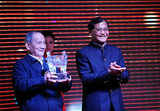 国家体育总局武术运动管理中心主任、中国武术协会主席高小军（右）为获奖者颁奖。