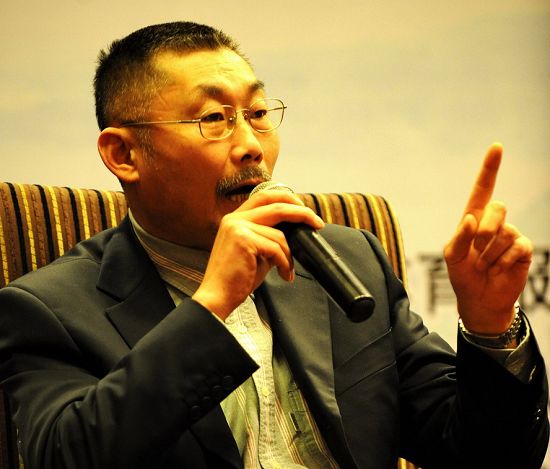 著名电影导演何平在“中国武文化高峰论坛”上。