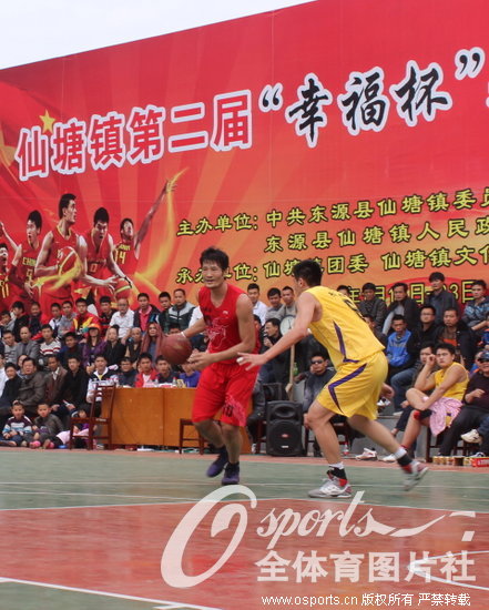 组图:广东村镇级篮球联赛黑人外援酷似奥拉朱
