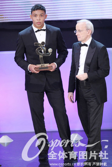 组图:意甲奥斯卡颁奖典礼 皮尔洛拿到最佳球员
