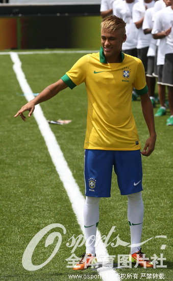 组图:巴西国家队推出联合会杯战袍 内马尔身着
