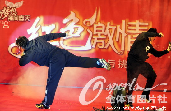 2010年2月9日，辽宁宏运举行迎新春晚会队员展才艺。崔凯和邢序飞唱《双节棍》。