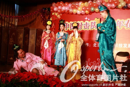 2010年2月12日，中国射击队春晚节目精彩纷呈。易思玲演小品。