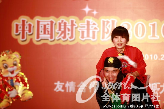 2010年2月12日，中国射击队春晚节目精彩纷呈。刘刚王冰莹上演《猪八戒背媳妇》。