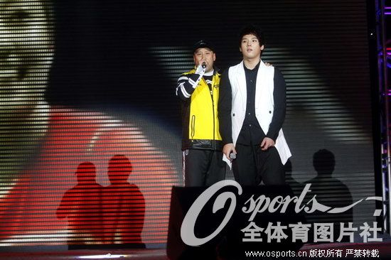 2012年2月1日，一年一度中国羽毛球队新春晚会在国家体育总局羽排馆进行。李永波与爱子共同演唱歌曲。