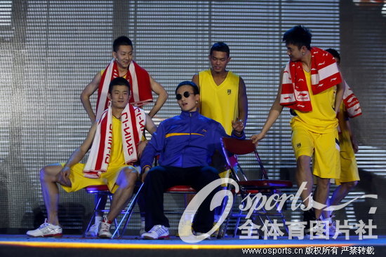 2012年2月1日，一年一度中国羽毛球队新春晚会在国家体育总局羽排馆进行。身为男羽一哥的林丹甘愿跑龙套。