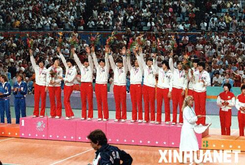 1984年中国女排在美国洛杉矶奥运会上一路力克强敌杀入决赛,首夺奥运金牌,同时也成就了女子排球三大赛的大满贯辉煌。女排队员在面对劲敌所表现出的拼搏精神,让女排精神开始为人们所熟悉和赞美。因而,1985年春晚将中国女排队员邀请至现场,并安排了一个以她们为主角,集体向老教练、老队员、家属及服务人员拜年的环节。