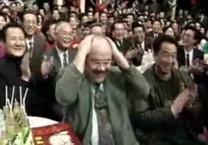 1993年春晚,中国足球队第一任外教施拉普纳受邀出席,并且“参与”进了冯巩和牛群表演的相声《拍卖》里。在相声里,施拉普纳头上的一根白头发被当做拍卖品拍卖。最后,拍卖价格竟然炒到了5万,冯巩笑言“施大爷长的一脑袋全是金条啊!”。在小品结束后的现场采访环节,施拉普纳也幽默回应到:“希望拍卖所得的那笔钱早点到我们队里来!”