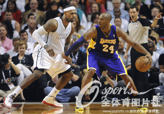 2��11�գ������������NBA�������ͳ���97-107�����Ȼ𣬱������ڳ���������˫ɱ������ͼƬ��Osportsȫ����ͼƬ��ר�����������Ͻ����ˡ�ý��ת�ء���