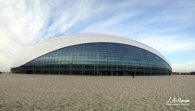 ������Ϣ���������ƣ����������Bolshoy��Ice dome�����������13��������������12000��������Ŀ������ ���������������һƬ50�׸ߵĴ�ƽ̨�ϣ���Զ�������·�һ�����̵�ˮ�Ρ�����͸���ġ�ˮ�Ρ�������һ����3.8��֧�����������ɵľ��ʹ���Ļ���������ɵ��Բٿ���ҹ����������ɫ��ͼ����������2012��12�£��ڴ�����ھ�����ŷ�ޱ�����������˹վ�ı���������4�£����ﻹ�����������������������������ݵ��ڱ���װ��ʱ�������⴦���������յ�����������Ч������ˣ����»������������Ϊ�๦�������������֡���������Ͷ��ʹ�á�