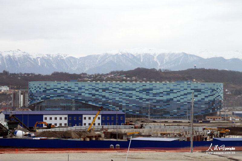 ������Ϣ���������ƣ�����ɽ�������˶������ݣ���Iceberg��skating palace�����������11,42��������������12,000��������Ŀ�������������̵��ٻ�����������ɽ�������ݵ����η·�һ��������ʯ��ɵľ޴��ˣ���ǳ������ɫ��������ؽ���ɽ�����ι�������������֮�С����Ĳ�����͸���Ȼ����������չ��ǿ�������仯��������Ա��������ݵ������¶ȣ��ļ�������һ����ǿ���չ�����䣬��ʹ�����¶Ȳ���̫�ߡ�Ŀǰ���ڡ���ɽ���������Ѿ������˶ೡ����˹�����缶��������2012��12����������е����绨�����������ܾ�����2013��2�£��̵��ٻ����籭��ҲҪ��������С����»�֮�󣬡���ɽ�������ݿ��ܻᱻת�����������С�