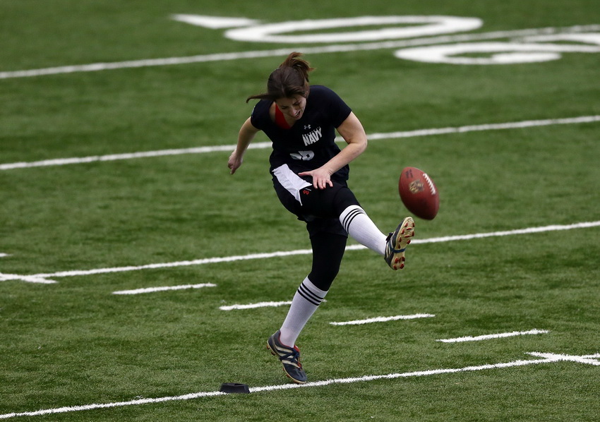 【看!她的战靴!】首位与男选手竞争的女性橄榄球运动员