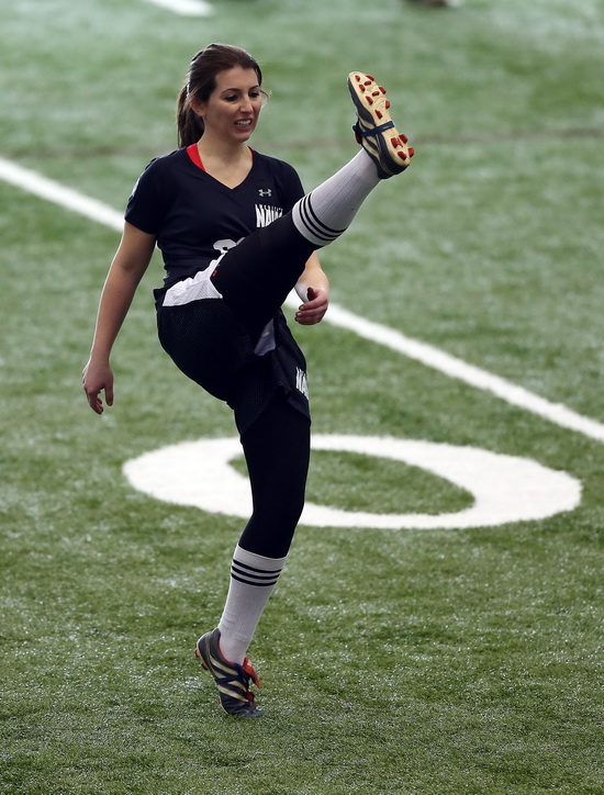 【看!她的战靴!】首位与男选手竞争的女性橄榄球运动员