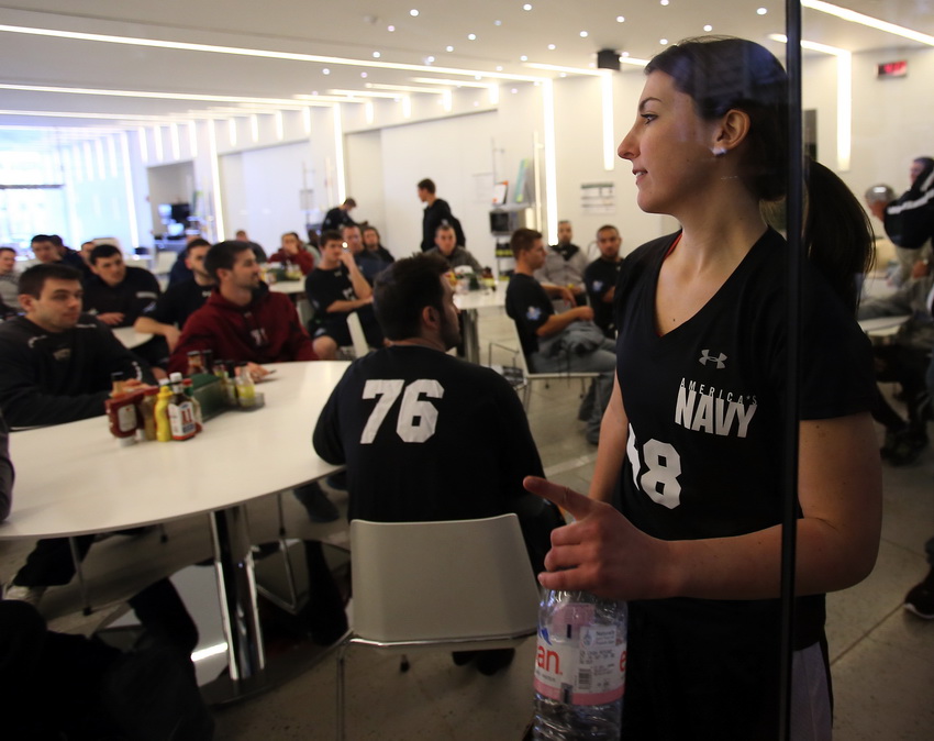 【看!她的战靴!】首位与男选手竞争的女性橄榄球运动员