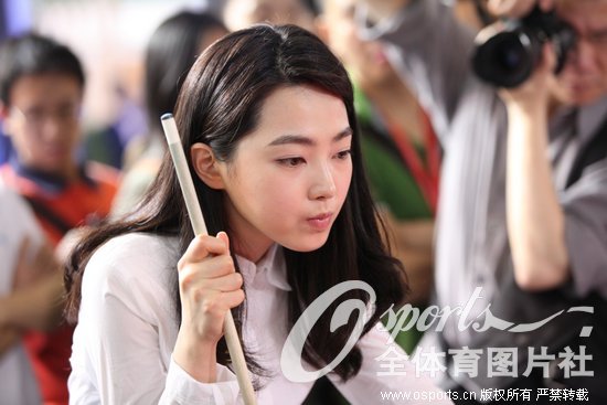 高清:车侑蓝现身台球设备展览会 清纯靓丽嘟嘴