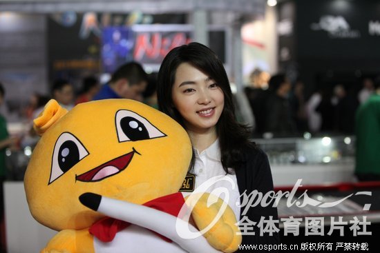 高清:车侑蓝现身台球设备展览会 清纯靓丽嘟嘴