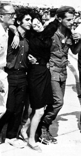 1972年9月的慕尼黑惨案，是奥运史上最早，最严重以及伤亡人数最多的恐怖事件。巴勒斯坦恐怖组织“黑九月”成员突袭奥运村，绑架并杀死了11名以色列运动员与教练员，制造了令人震惊的血案。