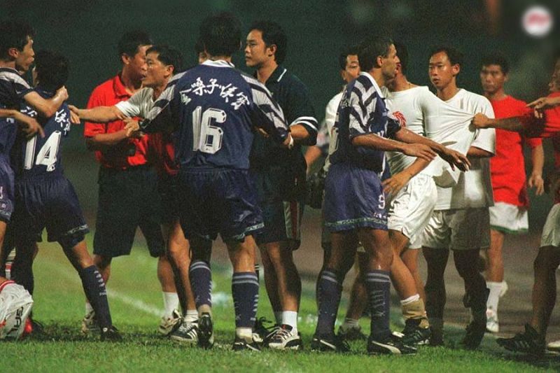 �㶫�±�   ��1996�꿪ʼ��1999�꣬ÿ��������һ֧�㶫����ڼ�A������1998�꣬�������ն������̫������������ϳ������һ��Ѫս֮�࣬��Ȼ������5��9�ƵĿ�ǰ��¼�������ݵ±ȡ�Ҳ�����������Ĳ����ڼ�A����ߵ���ͷ��1999��������ն��ڼ�A����֮�󣬱�ֻʣ������ƽ�����ڶ������������㶫����Ĵ��졣������Aʱ��ǰ��6�깲26����ս�ķ��پ���֮�󣬡��㶫�±ȡ��ڶ���ְҵ�������������˳���9��Ŀհס�ͼΪ1998��㶫�±ȳ�ͻ���档