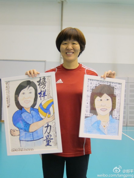 小学排球队与中国女排交流 郎平获赠可爱画像