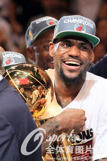 图:热火卫冕NBA总冠军 回顾迈阿密三次夺冠瞬