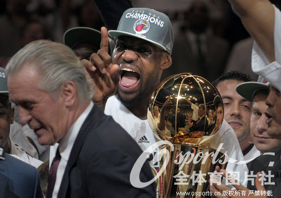 图:热火卫冕NBA总冠军 回顾迈阿密三次夺冠瞬
