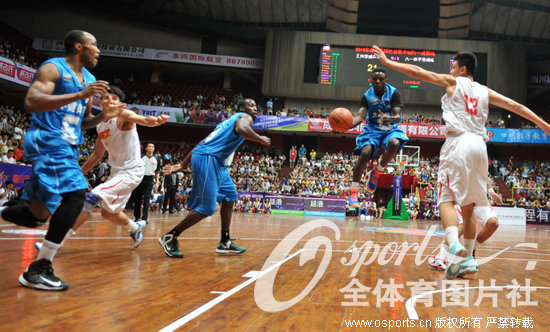 美国篮球传奇巨星中国行 八一119-115胜明星队