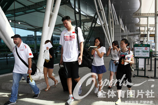 斯坦科维奇杯广州站中国男篮抵达机场受热捧