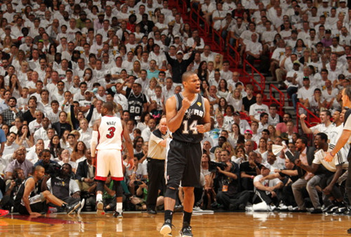 ����-������������ܾ����б��ֳ�ɫ