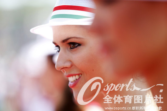 高清:2013年F1匈牙利大奖赛 美女车模闪亮赛道