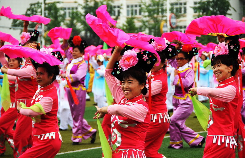 8月5日,在辽宁丹东举行的民族健身操发布推广活动上,少数民族代表进行