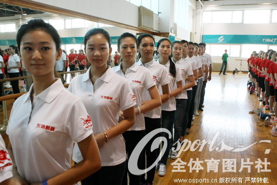 东亚运动会礼仪志愿者培训 高校清新美女参加