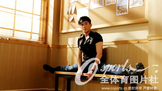 吴奇隆挥拳踢腿秀跆拳道身手 拍动作广告展功