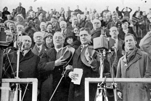         Үͼʰίϯ1925-1942꣩ʱˣڵһս󣬵αʱίϯİҮͼﱸ֯1920ڰվеĵ߽˻ᡣ         ͼΪ193224գҮͼǰһϯʮɼ˻ῪĻʽʽ»緢 