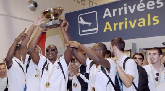 法国篮球队欧锦赛载誉回国 获总统接见