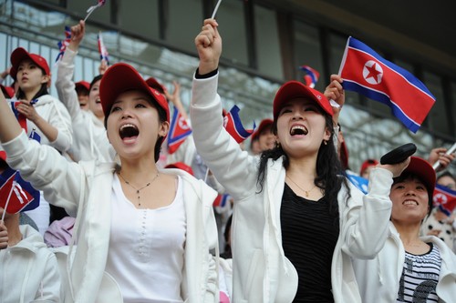 组图东亚运朝鲜啦啦队成一景美女与大叔齐加油