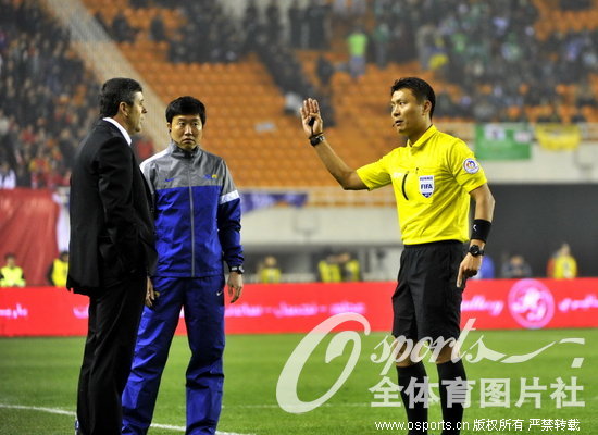 姜宁失单刀张琳芃暴怒染黄 国足0-0平沙特(组图