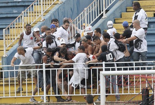 组图:巴西足球甲级联赛 现场爆发球迷骚乱