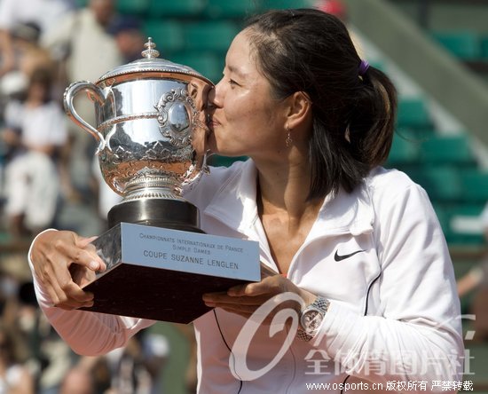 2011年6月4日，2011年法国网球公开赛女单决赛，中国金花李娜2-0战胜斯齐亚沃尼夺冠。创造历史成为第一个捧起网球大满贯赛单打冠军的亚洲选手，书写了中国网球灿烂的辉煌时刻。