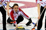 俄罗斯冰壶美女专注比赛