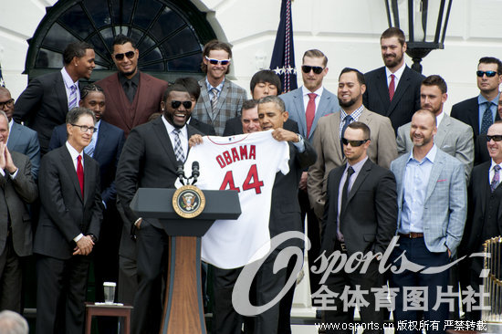 组图:奥巴马白宫接见MLB总冠军 获赠专属球衣