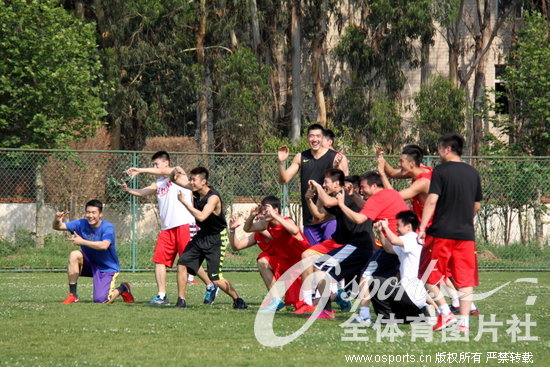 组图:中国男篮高原训练 劳动节 放假 踢足球