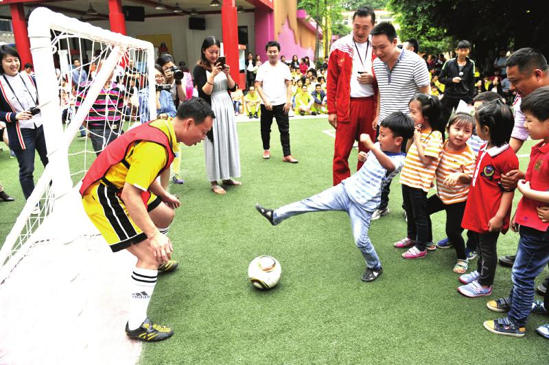 国际家庭日当天成都一婴儿园举办爸爸足球赛