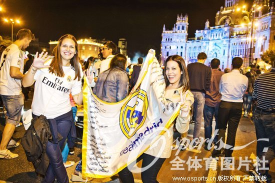 组图:皇马问鼎欧冠巡游庆典 马德里成欢乐的海