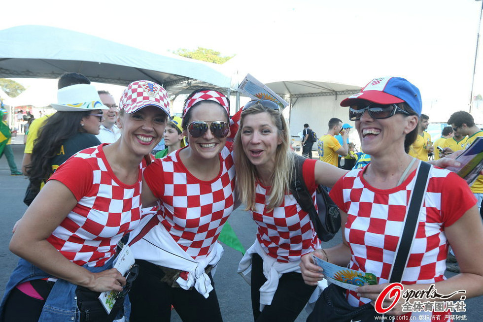 高清:世界杯揭幕战即将打响 两国球迷激情助威