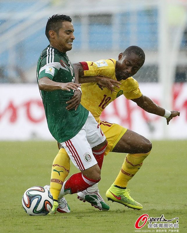 高清:世界杯小组赛A组 墨西哥vs喀麦隆雨中开