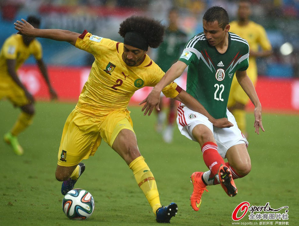 高清:世界杯小组赛A组 墨西哥vs喀麦隆雨中开