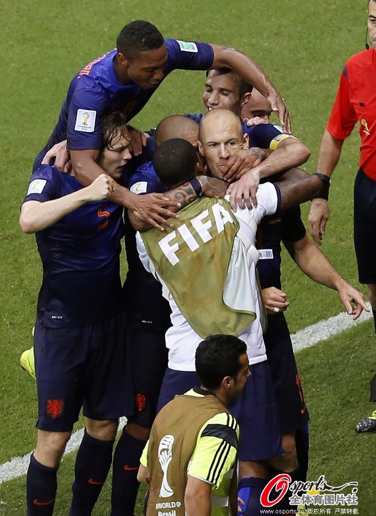 高清:巴西世界杯B组 荷兰以5:1绝对优势战胜西
