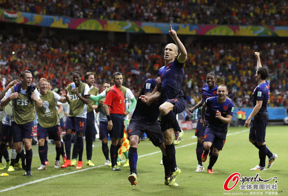 比赛结束后荷兰队员欢呼雀跃庆祝取胜
